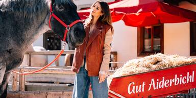 Promi-Besuch in Salzburg: Cathy Hummels rettet Pferd auf Gut Aiderbichl