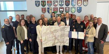 Amstetten:Übergabe der Waldbrandkarte