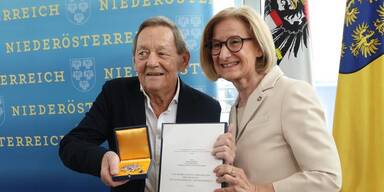 Mikl-Leitner vergoldet Wolfgang Ambros