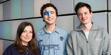 1. April: ESC-Star Cosmó legt Ö3-Star live auf Sendung rein