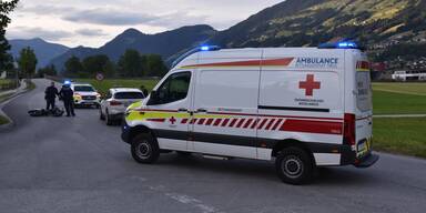 Zwei Mädchen auf Moped frontal von Pkw erfasst