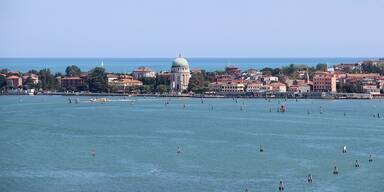 Österreicher stürzte mit Auto am Lido von Venedig ins Wasser