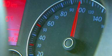 Raserei im Ortsgebiet: 101 km/h – Führerschein sofort weg!