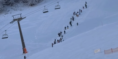 Lift kaputt: Skifahrer müssen zu Fuß auf den Berg