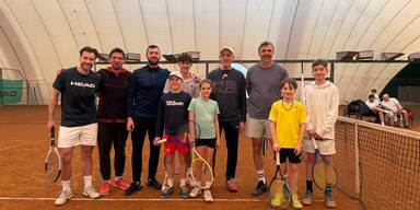 Mega-Überraschung! Grand-Slam-Sieger schlägt mit Kids in Hernals auf