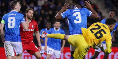 Lawal & Genk feiern Sieg gegen Freiburg