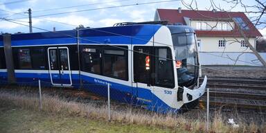 Schock für Fahrgäste: Badner Bahn entgleist