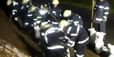 Feuerwehr errichtet Erdwall in Liezen