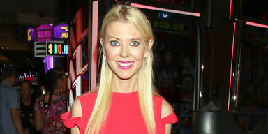 Benommen, lallend, orientierungslos - Tara Reid aus Hotel getragen! 