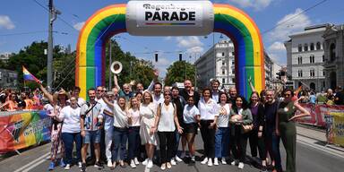 Regenbogenparade in Wien startet mit Schweigemarsch für Amok-Opfer
