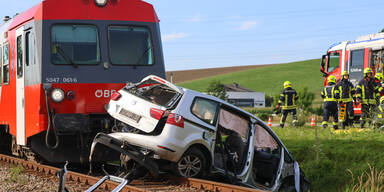 Todes-Crash bei Bahnübergang: Triebwagen rammt Pkw