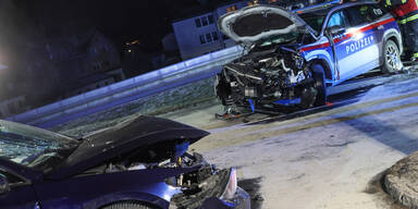 Streifenwagen kracht frontal in Auto: vier Verletzte
