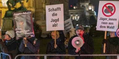 "Blut an euren Händen": Jägerball von wütenden Protesten begleitet