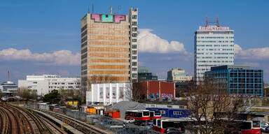  Riesenwandgemälde startet Transformation am APA-Turm-Areal