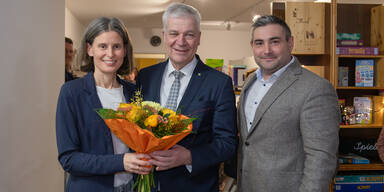 Neue öffentliche Bibliothek Alland: Landesrat Kasser (ÖVP) zu Besuch