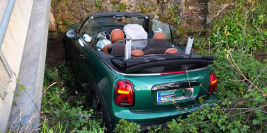 Lenkerin schlief ein: Cabrio landet im Bach