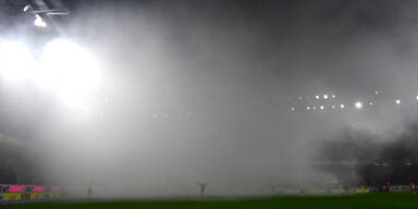 Mehrere Unterbrechungen: Fan-Chaos bei Rapid gegen LASK