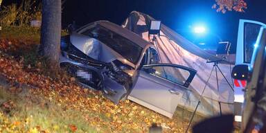Auto prallt in Baum: 81-Jähriger stirbt vor den Augen seiner Frau
