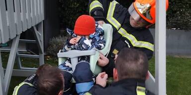 2-Jähriger festgesteckt: von Feuerwehr aus Schaukel befreit