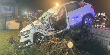 Skoda überschlägt sich und kracht gegen Zaun -  Lenker (48) tot