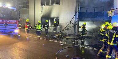 Kfz-Werkstatt in Flammen: Feuer-Teufel sprühte Hakenkreuz auf Wand