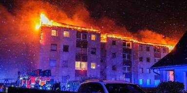 Dach von Wohnkomplex in Traun (OÖ) in Flammen.