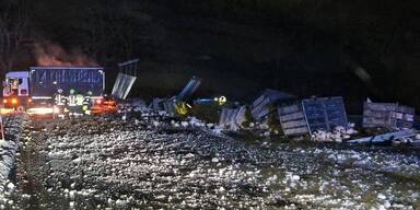 Hühnertransporter auf glatter Straße verunglückt.