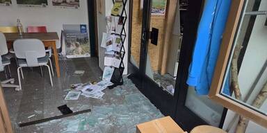 Feuer nach Bankomat-Sprengung: Täter auf der Flucht