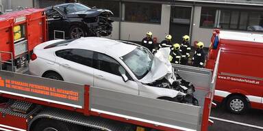 Berndorf: Frontalzusammenstoß auf der B18  - Lenker reanimiert