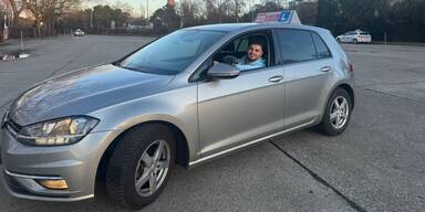 Jung, motiviert und schon am Beifahrersitz: Alen Simsek sorgt für neuen Schwung in der Fahrschule.