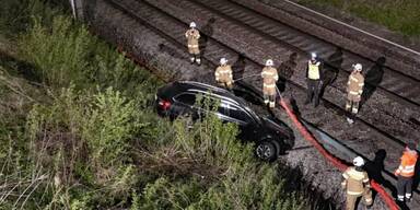 Betrunkener Lenker landet mit Auto auf Bahngleisen