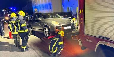 Besoffener Porschefahrer zog Spur der Verwüstung durch Dorf
