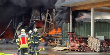 Firmenhalle in Flammen – Großeinsatz in Freundorf