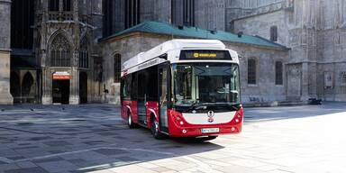 Neue Wasserstoff-E-Busflotte fährt ab Montag durch die City