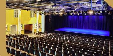 Bühne im Hof zeigt im Frühjahr 2026 "Potpourri Orange"