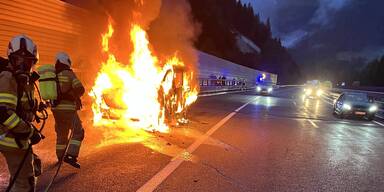 Kleinbus mit 9 Insassen ging in Flammen auf 