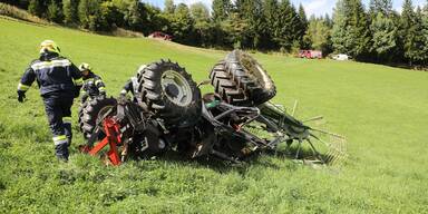 63-Jähriger aus Traktor geschleudert und überrollt  - tot