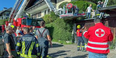 Rettungseinsatz: Paragleiter stürzte auf Garagendach