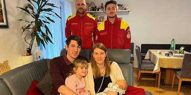 Baby erblickt im Rettungswagen das Licht der Welt