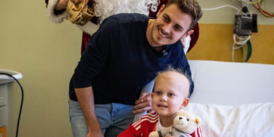 Bayern-Star überrascht schwerkranke Kinder im Krankenhaus