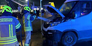 Mitten bei Verkehrskontrolle - Lieferwagen fing zu brennen an