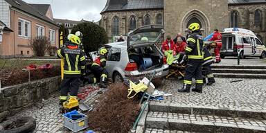 Lenkerin krachte in Kirchenplatz-Mauer