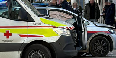 In Favoriten: Polizei-Auto crasht mit Lieferwagen