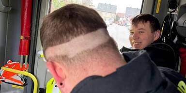 Halb geschnitten, voller Einsatz: Feuerwehrmann lässt Friseur sitzen