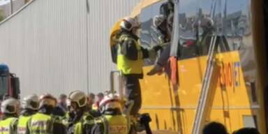 Großeinsatz auf der Autobahn: Feuerwehr muss Bus-Insassen retten