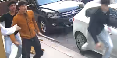 Brutalo-Attacke vor Barbershop vom Messer Holzlatten