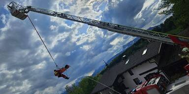 Florianis retteten das Opfer mit Hilfe einer Drehleiter.