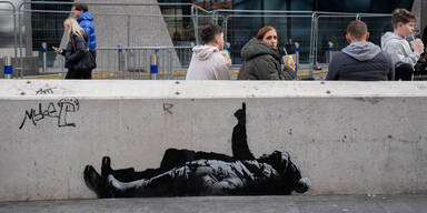 Neue Banksy-Graffitis ziehen Menschen in London an