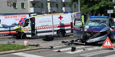 Polizeiwagen crasht mit Rettungsauto: Mehrere Verletzte 