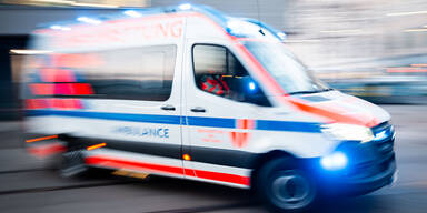 Mit Sommerreifen bei Glätte: Wiener aus Auto geschleudert